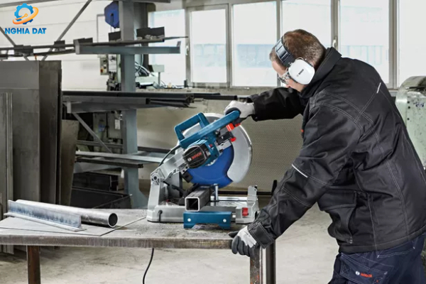 Máy cắt sắt GCD 12 JL Bosch