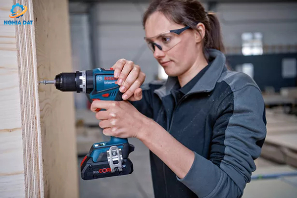 Nên chọn máy khoan pin hay máy khoan điện Bosch?