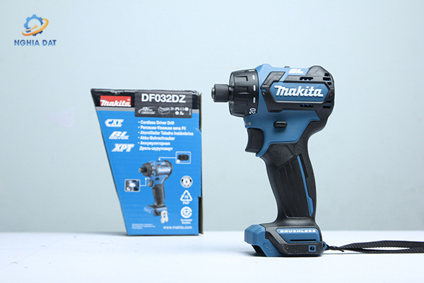 Máy khoan và vặn vít dùng pin(bl)(12v ma MA-DF032DZ Makita