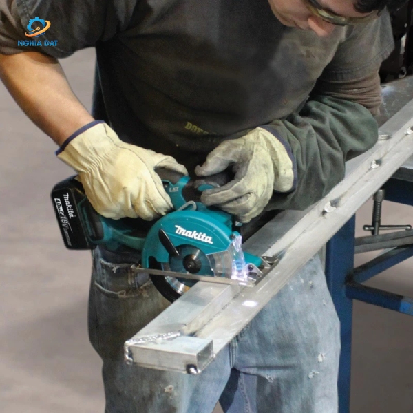 Máy cắt kim loại dùng pin(136mm)(18v) MA-DCS550RME Makita