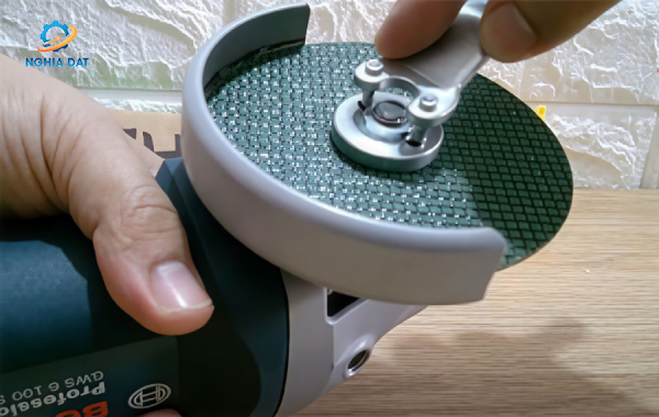 Cách thay lưỡi máy cắt Bosch đúng chuẩn