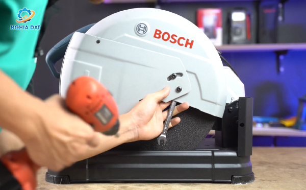 Cách thay lưỡi máy cắt Bosch đúng chuẩn