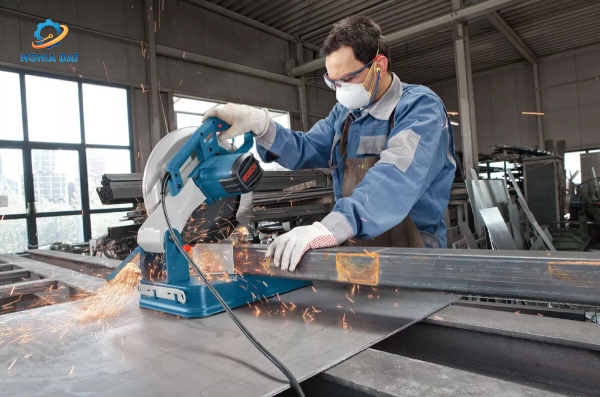 Hướng dẫn dùng máy cắt sắt bàn an toàn, hiệu quả chi tiết